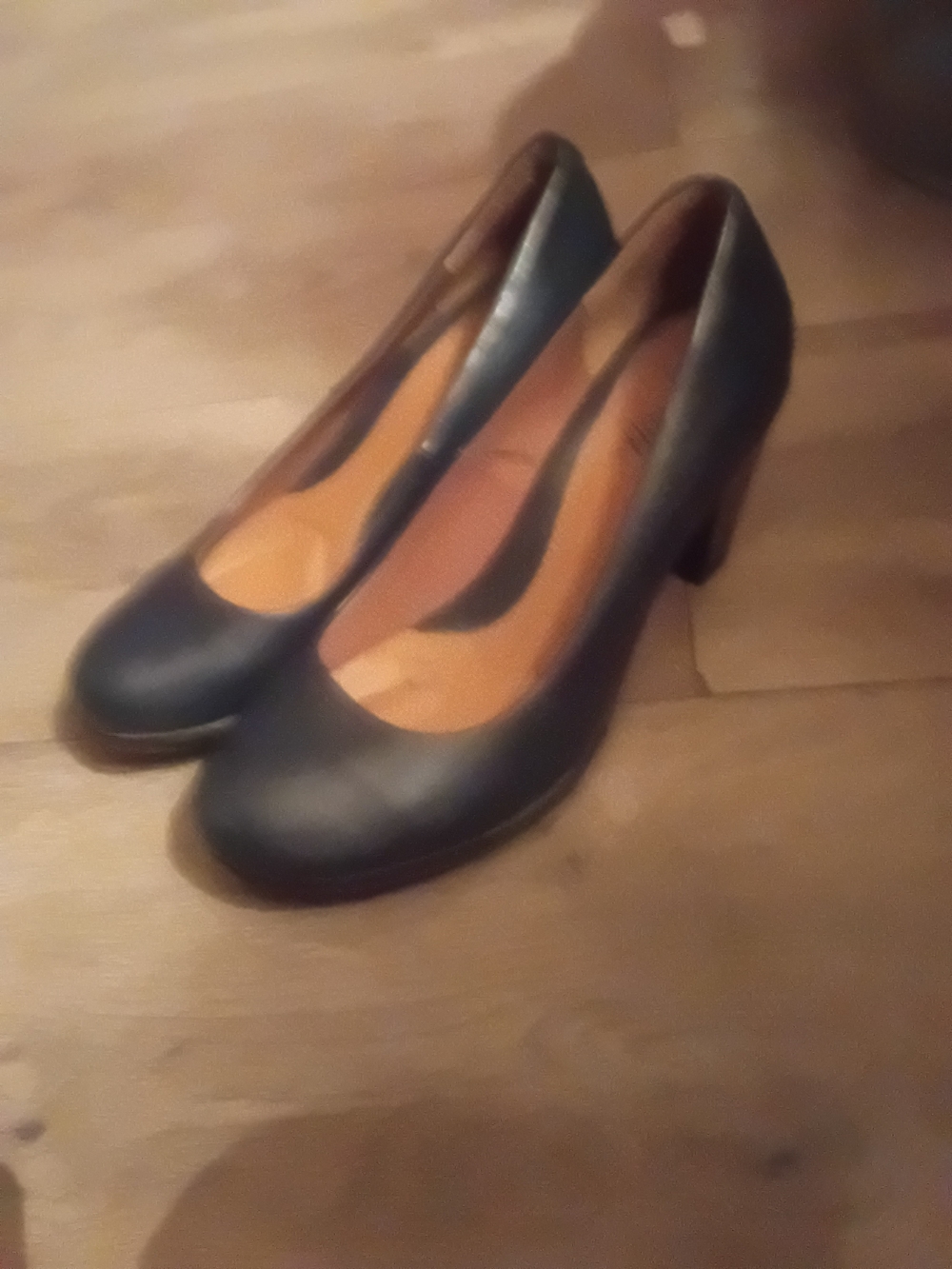 Women's Black Round-Toe Mid Heel Pumps